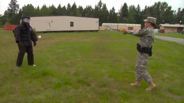 Hombres Mujeres Del Ejército Estadounidense Son Fusilados Con Pistolas Taser — Vídeo de stock