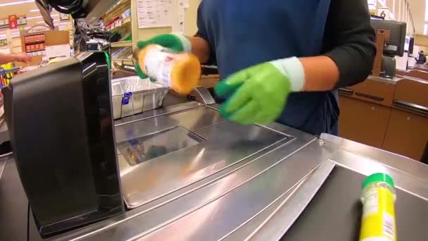 2020 Mitarbeiter Der Supermarktkasse Sind Während Des Ausbruchs Der Coronavirus — Stockvideo