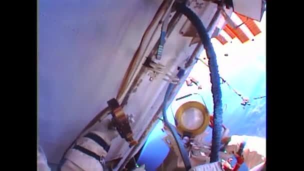 Russische Kosmonauten Doen Een Ruimtewandeling Vanaf Het Internationale Ruimtestation — Stockvideo