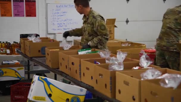 2020年 美国陆军士兵在Covid 19科罗纳病毒爆发期间 在西密歇根的一家食品银行分发食品 — 图库视频影像