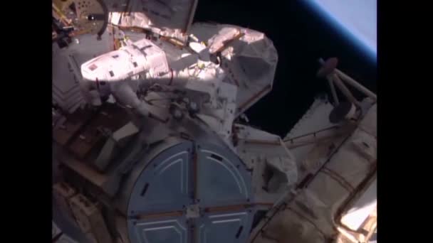 Astronauti Předvádějí Vesmírnou Procházku Mezinárodní Vesmírné Stanice — Stock video