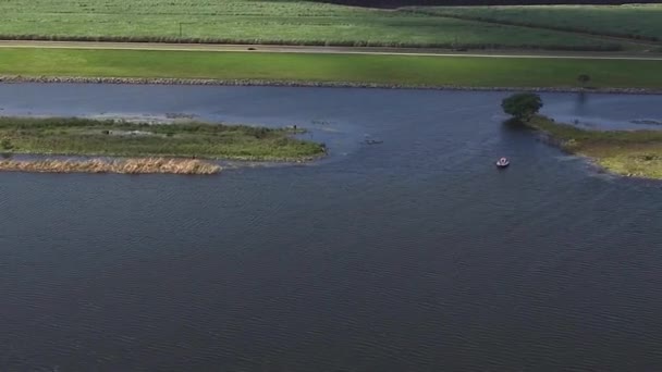 川に沿って移動する小さなボートで3人の漁師の上に良い空中 — ストック動画