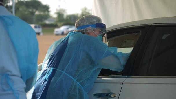 2020年 Covid 19的验尸病人在驾驶诊所接受检查 展示了礼服 口罩和试剂盒 — 图库视频影像