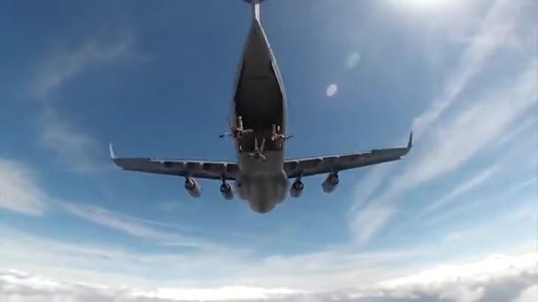 군인들은 낙하산 훈련을 받는다 — 비디오
