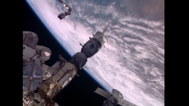 Vaisseau Quitte Station Spatiale Internationale Dessus Terre — Video