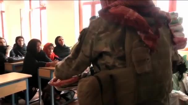 Американские Женщины Солдаты Взаимодействуют Раздают Одеяла Афганским Женщинам — стоковое видео