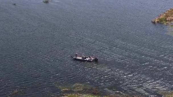 Buena Antena Sobre Tres Pescadores Pequeño Barco Que Mueve Largo — Vídeo de stock