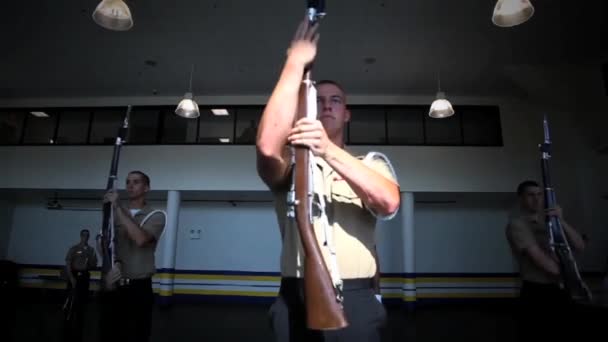 Soldat Navy Övningsteam Utför Formell Rutin — Stockvideo
