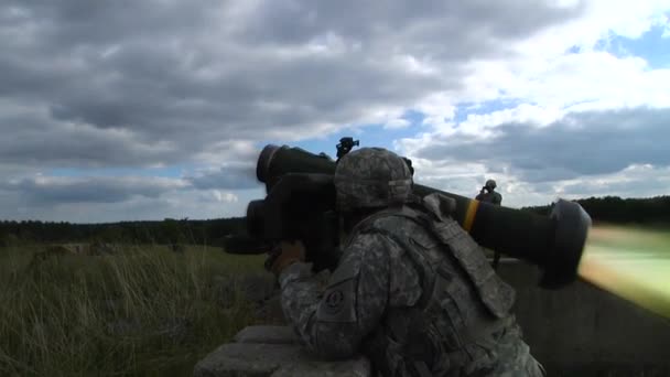 Soldati Testano Fuoco Del Potente Lanciarazzi Javelin — Video Stock