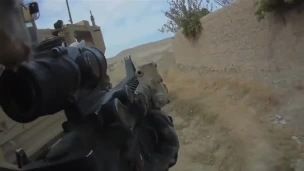塔利班叛乱分子和美国士兵在阿富汗一个美国军事前哨进行伏击和交火的手持录像 — 图库视频影像