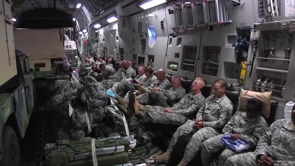 前往汤加执行任务的C 130型飞机内的军事人员特遣队 — 图库视频影像