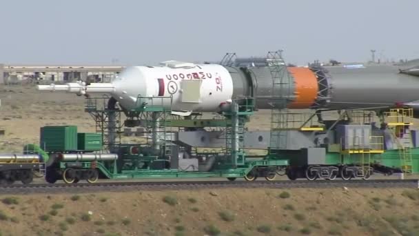 Russisk Soyuz Raket Flyttet Med Jernbane Til Affyringsrampen – Stock-video