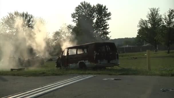 Een Busje Ontploft Vlammen — Stockvideo