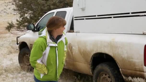 Bighorn Πρόβατα Απελευθερώνονται Στην Άγρια Φύση Από Βιολόγους Άγριας Ζωής — Αρχείο Βίντεο
