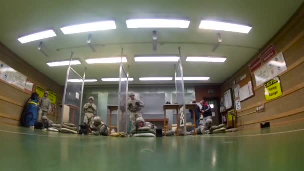 Армейские Солдаты Отрабатывают Стрельбы Закрытом Полигоне — стоковое видео