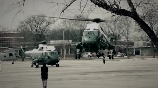 President Marine One Helicopter Comes Landing — Stock Video