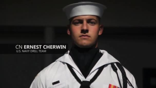 Ein Soldat Des Exerzierteams Der Marine Führt Eine Formale Routine — Stockvideo