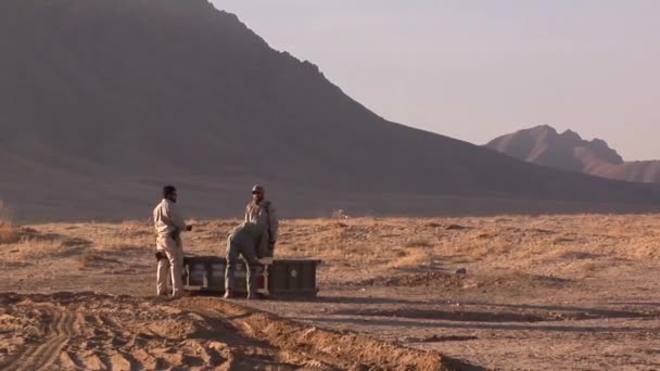 米軍はアフガニスタンを離れる前にバグラム航空の外で使用されていない弾薬を破壊する — ストック動画