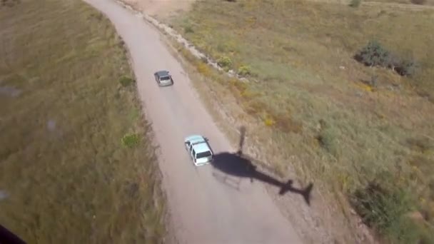 重大边境反应期间直升机的空中支援 带有车辆 — 图库视频影像