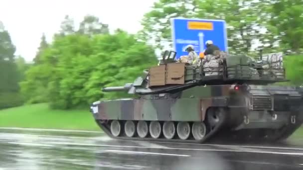 軍用グレードの戦車はドイツの基地まで道路で運ばれます — ストック動画