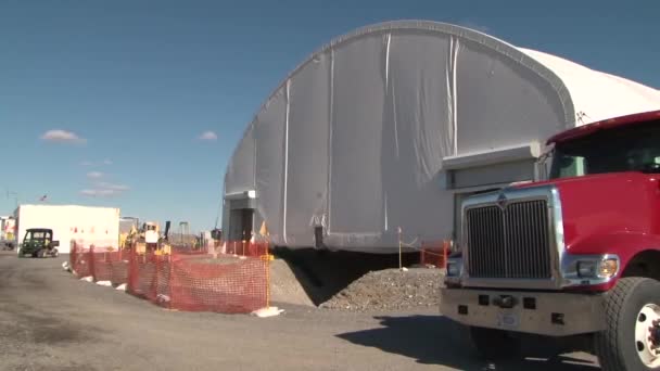 Radioactief Kernafval Wordt Vrachtwagen Uit Ontmantelde Kerncentrale Van Hanford Vervoerd — Stockvideo