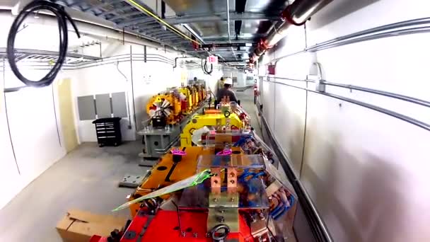 Magnetism Används Vid National Science Labs Acceleratorring Och Arbetare Konstruerar — Stockvideo