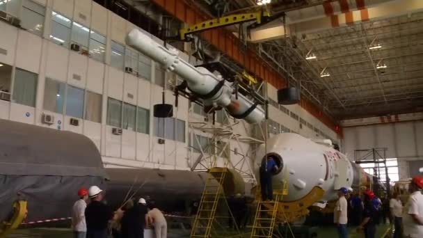 Een Russische Sojoez Raket Geassembleerd Klaargemaakt Voor Expeditie — Stockvideo