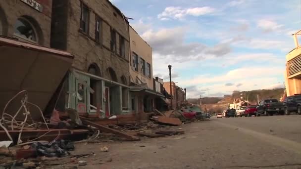 州兵は破壊的な竜巻の後 ケンタッキー州ウェスト リバティの近所をパトロールした — ストック動画