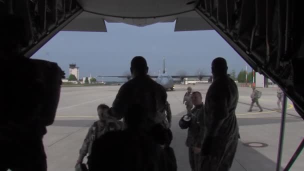 Internationale Soldaten Worden Getraind Als Parachutisten — Stockvideo
