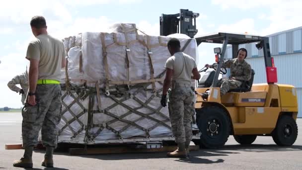 2020 Californië National Guard Stuurt Covid Coronavirus Ventilatoren Naar New — Stockvideo