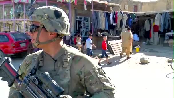 Amerikanska Trupper Vaksamma Medan Patrullerar Afghanistan — Stockvideo