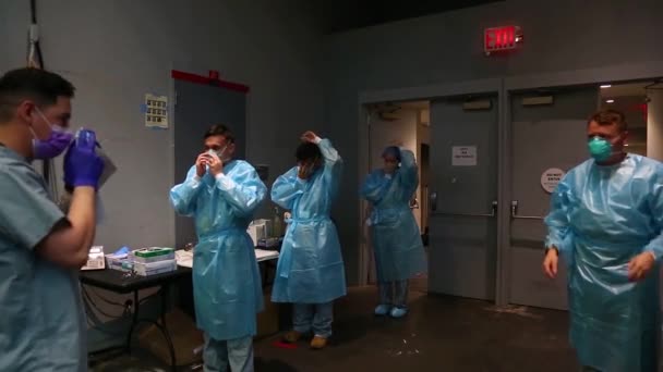 2020 New York Coronavirus Covid Intensive Care Artsen Verpleegkundigen Bereiden — Stockvideo