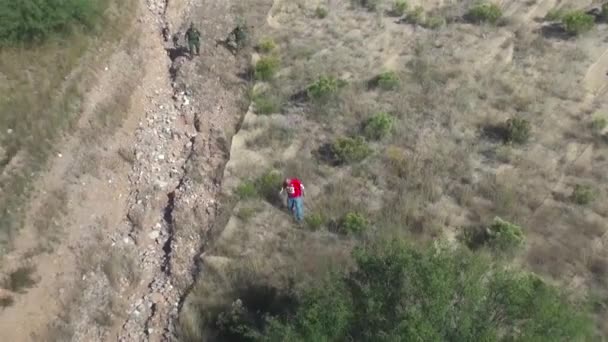 Aerial Als Grenspolitie Agenten Arresteren Een Verdachte Langs Amerikaanse Mexicaanse — Stockvideo