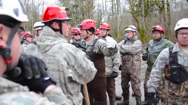 Katonák Nemzetőrségi Csapatok Segítik Mentőakciókat Egy Hatalmas Földcsuszamlás Után Oso — Stock videók