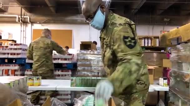 2020年 米陸軍兵士がコヴィド 19コロナウイルス発生時にワシントン州レイクウッドのフードバンクで食料を配布緊急感染症発生時の食料不足 — ストック動画