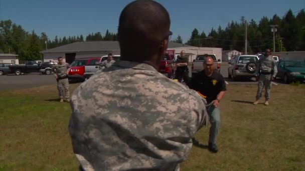 Mannen Vrouwen Van Het Amerikaanse Leger Zijn Neergeschoten Met Tasers — Stockvideo