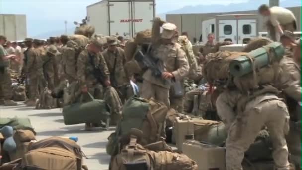 米軍はアフガニスタンからの撤退後にアフガニスタンを離れる準備をする — ストック動画