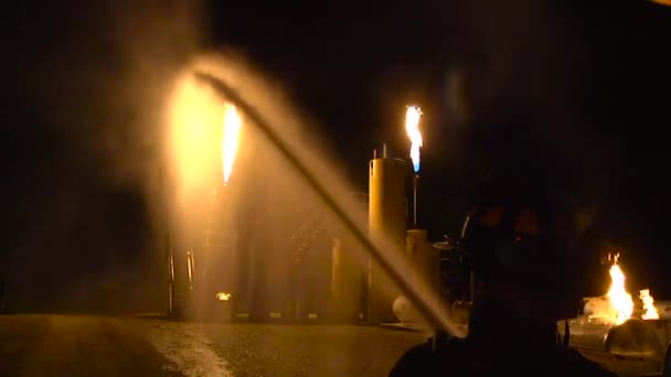 Brandweerlieden Vechten Nachts Tegen Een Gesimuleerde Industriële Brand — Stockvideo