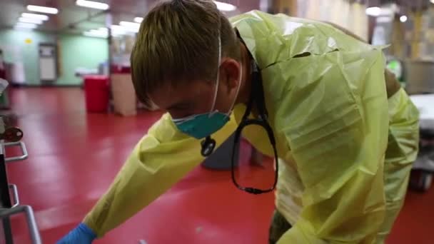 2020 Lekarze Pielęgniarki Przyjmują Leczą Pacjentów Czasie Pandemii Koronawirusowej Covid — Wideo stockowe