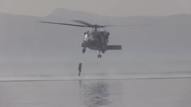 Американские Солдаты Отрабатывают Поисково Спасательные Операции Над Океаном — стоковое видео