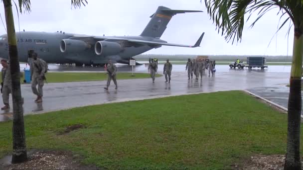 Контр Адмирал Армии Помогает Острове Тонга — стоковое видео