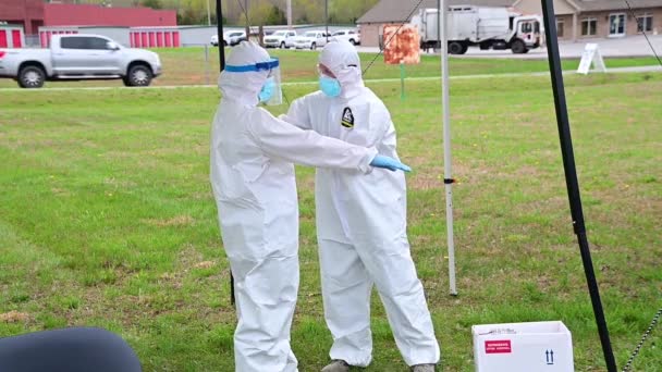 2020年 コヴィド 19コロナウイルス看護師がテネシー州兵の診療所を通るドライブで防護服を衛生管理 — ストック動画