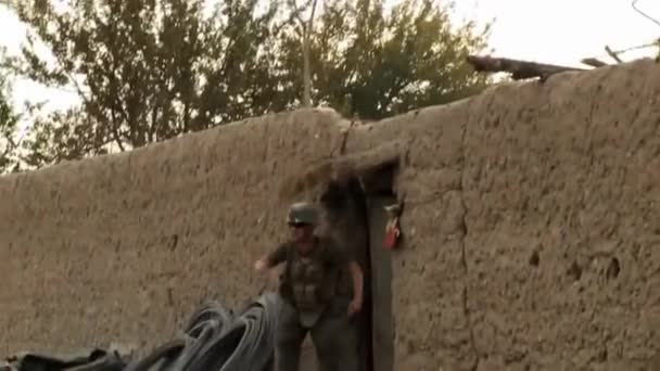 アフガニスタンの米軍基地でタリバンの反乱軍と米軍兵士の間の待ち伏せと銃撃戦の映像を手に取った — ストック動画