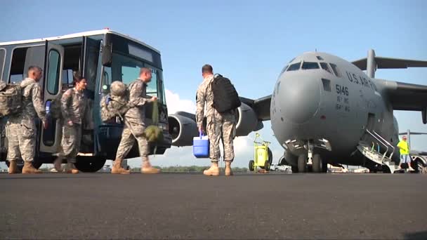 軍事要員の派遣団はトンガへの任務に展開する — ストック動画