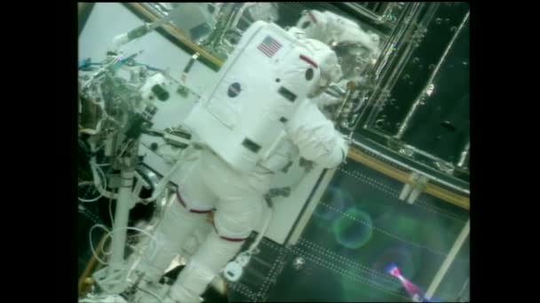ハッブル宇宙望遠鏡は 1990年にスペースシャトルの外でこの宇宙遊泳中に打ち上げられます — ストック動画