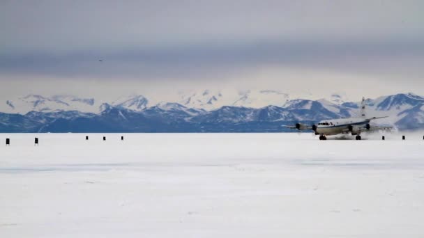 Avião Prop Tira Tundra Congelada Uma Região Ártica — Vídeo de Stock