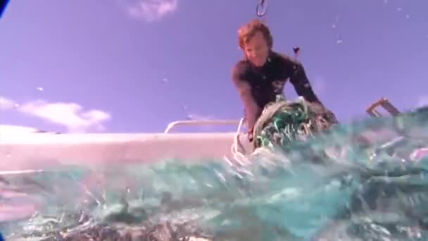 Potápěči Vytáhnout Staré Rybářské Sítě Další Trosky Oceánských Vod Blízkosti — Stock video