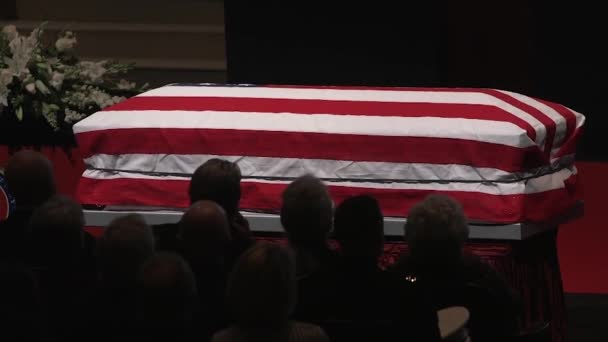 Een Patriottische Vlag Gedrapeerde Doodskist Zit Een Officiële Militaire Staatsbegrafenis — Stockvideo