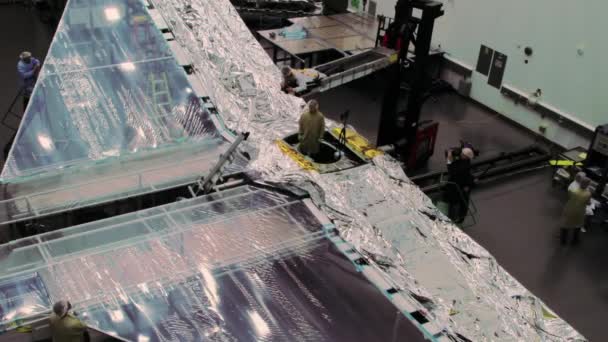 Les Ingénieurs Nasa Travaillent Sur Des Panneaux Solaires Spatiaux Profonds — Video