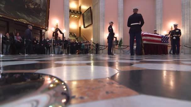 Cercueil Drapé Drapeau Patriotique Est Assis Enterrement Militaire Officiel État — Video